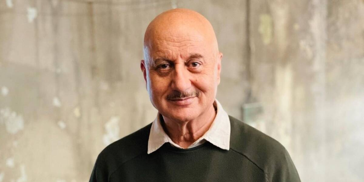 Actor Anupam Kher shares getting a heartwarming welcome while boarding the flight!