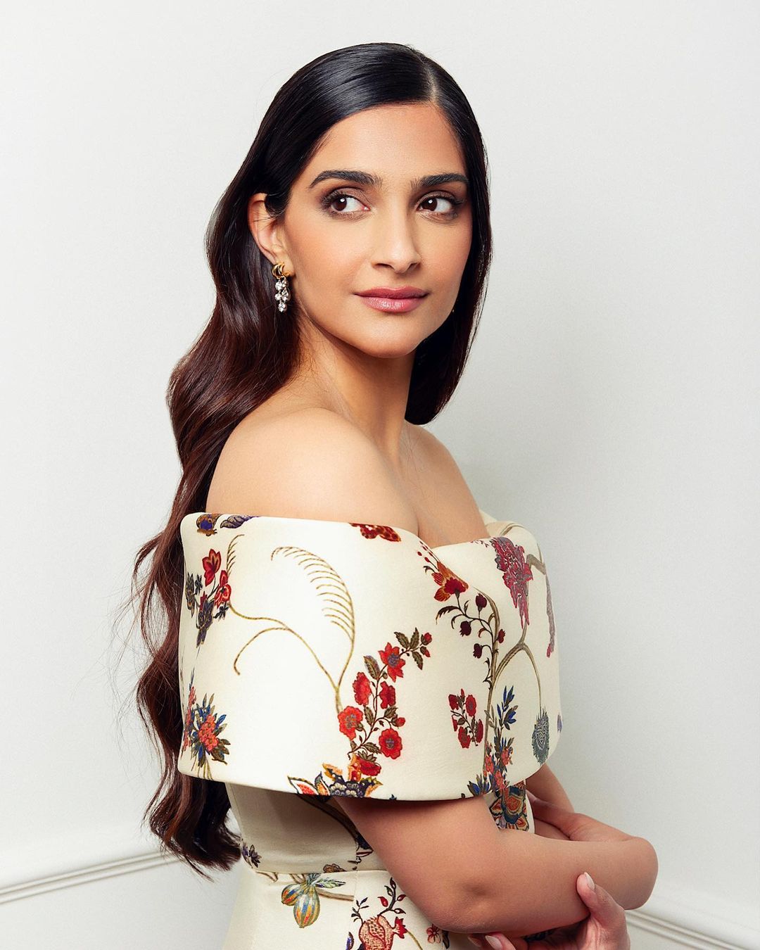 Sonam Kapoor reacts to fashion blogger teaching the netizens the meaning of her dress for Coronation Concert