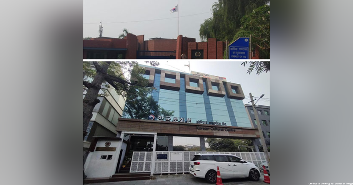 서울에서 발생한 끔찍한 할로윈 사건에 대해 델리 한국 대사관의 깃발이 하프 돛대에 펄럭입니다.