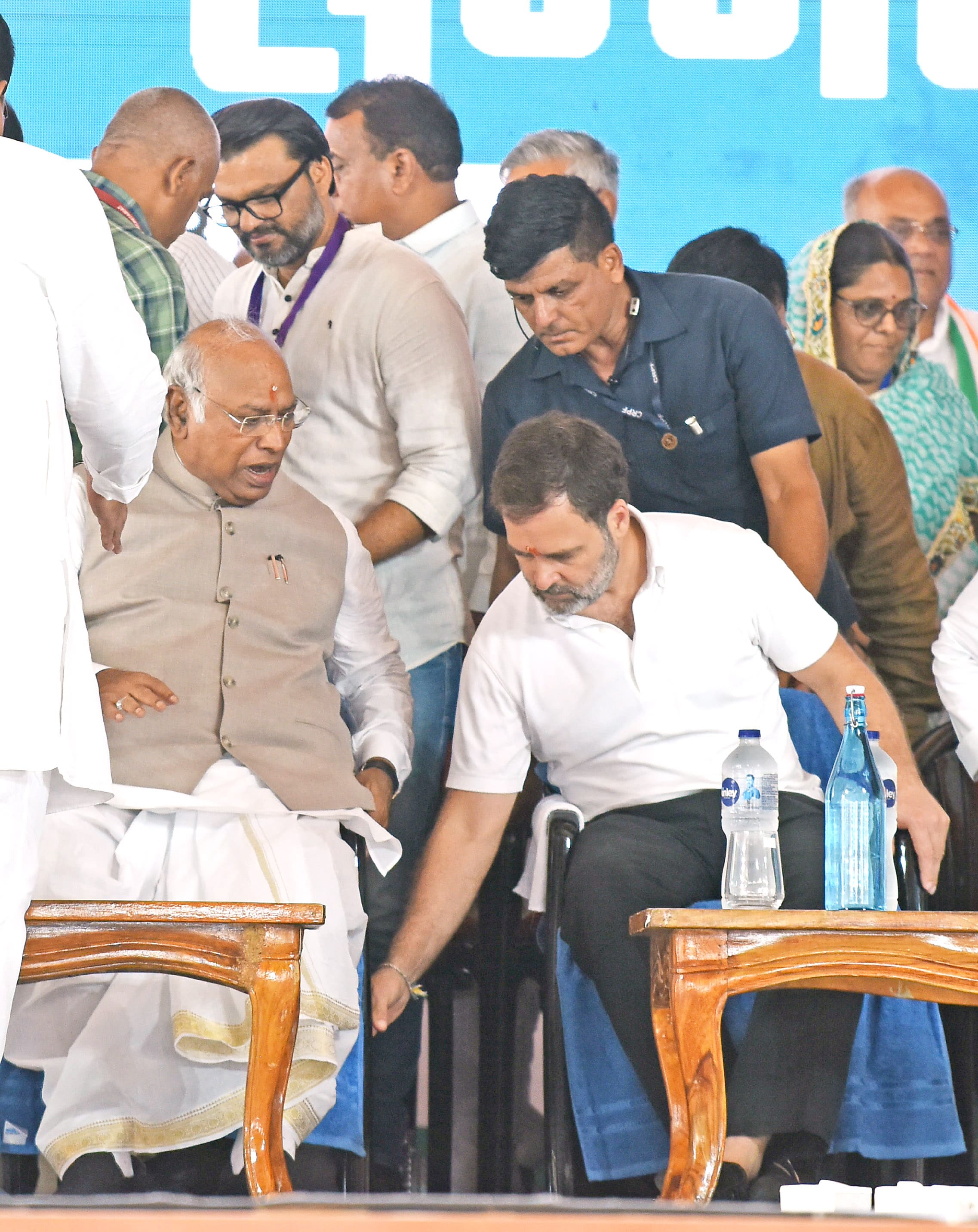 Rahul Gandhi checking Mallikarjun Kharge’s chair, which was not stable.