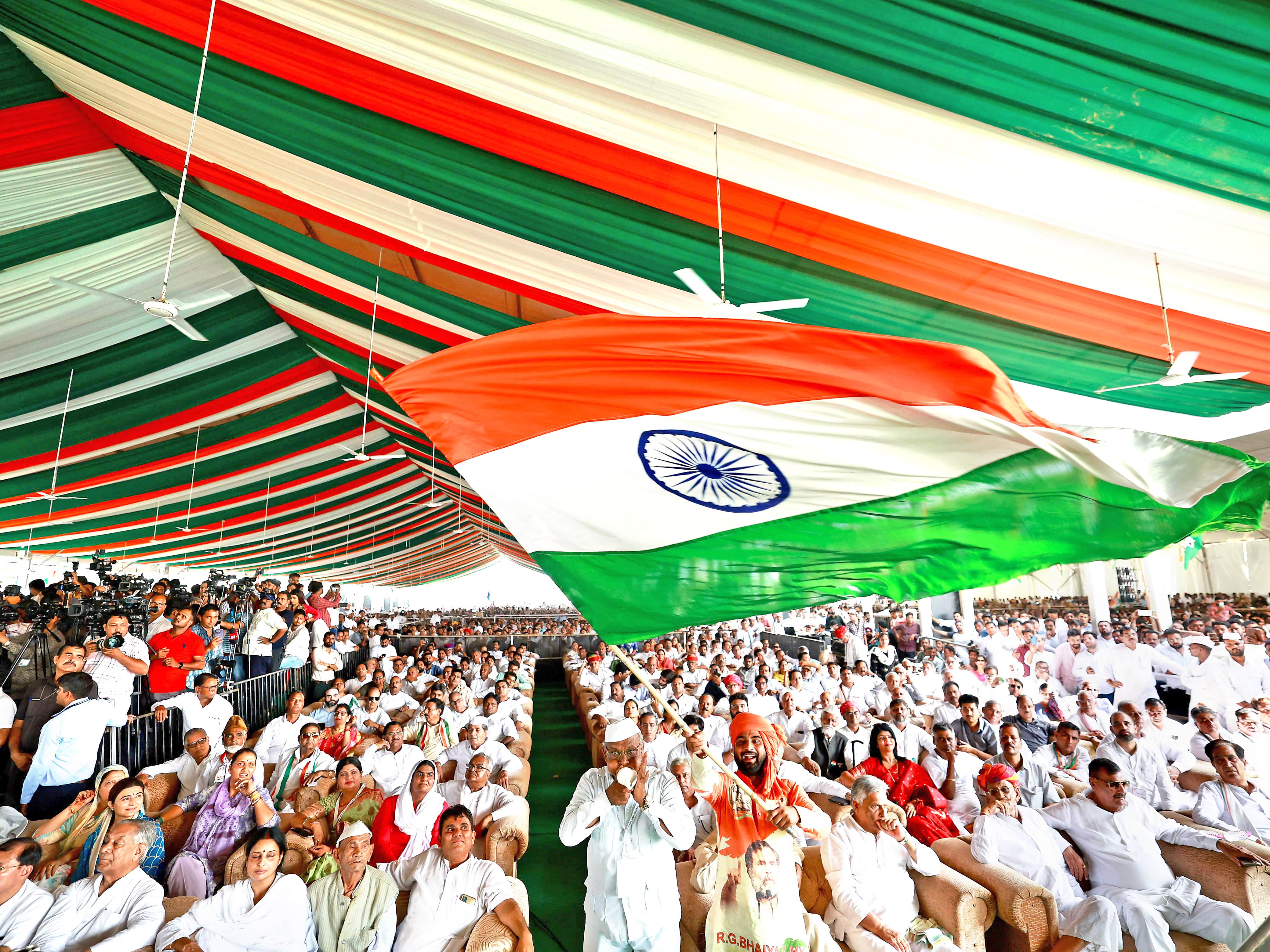 Congress workers waving tricolour and blowing a conch at Mansarovar, Jaipur.