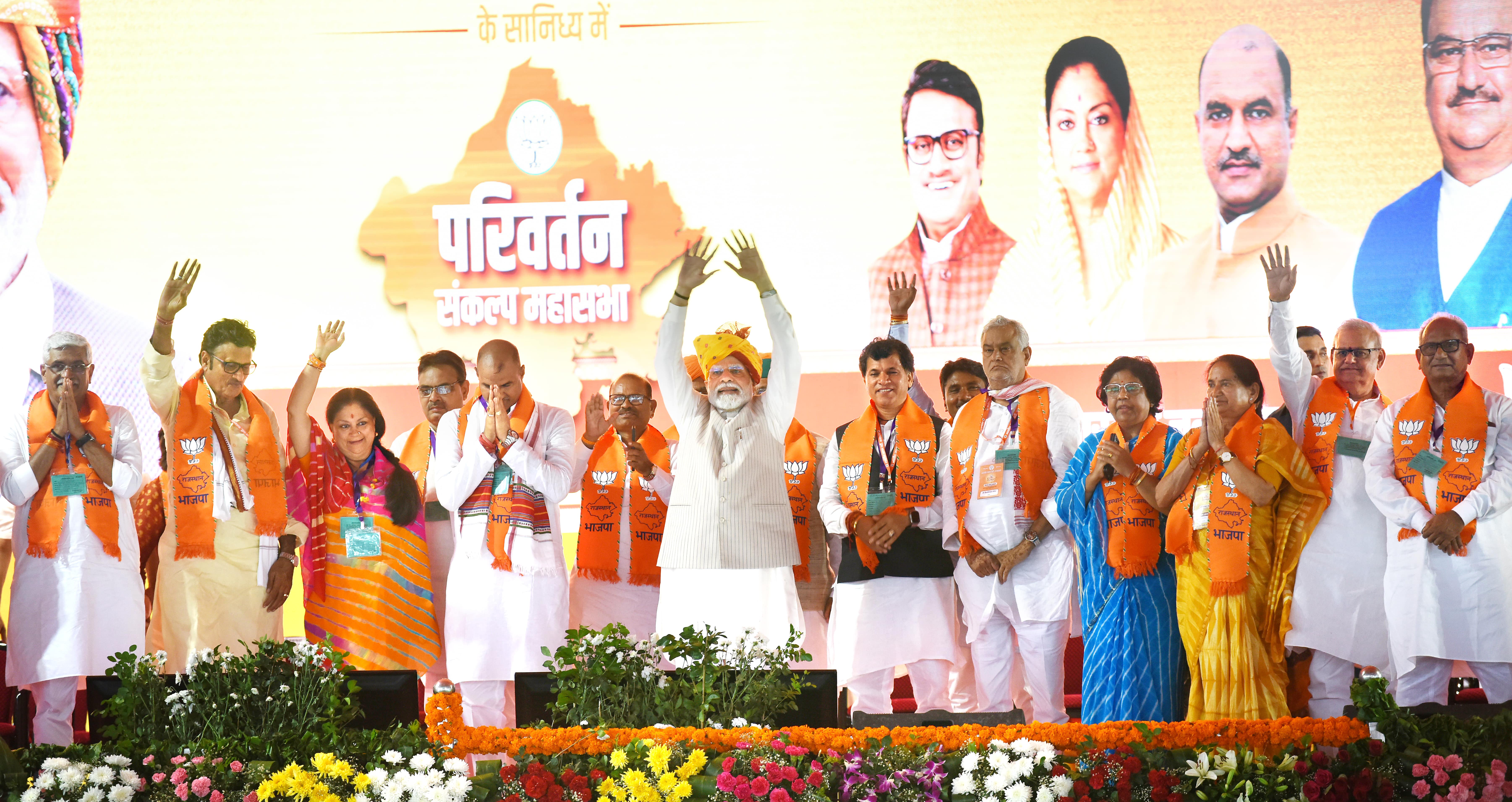 PM Modi and other senior party leaders greeting and waving at the crowd at Dadiya, Jaipur
