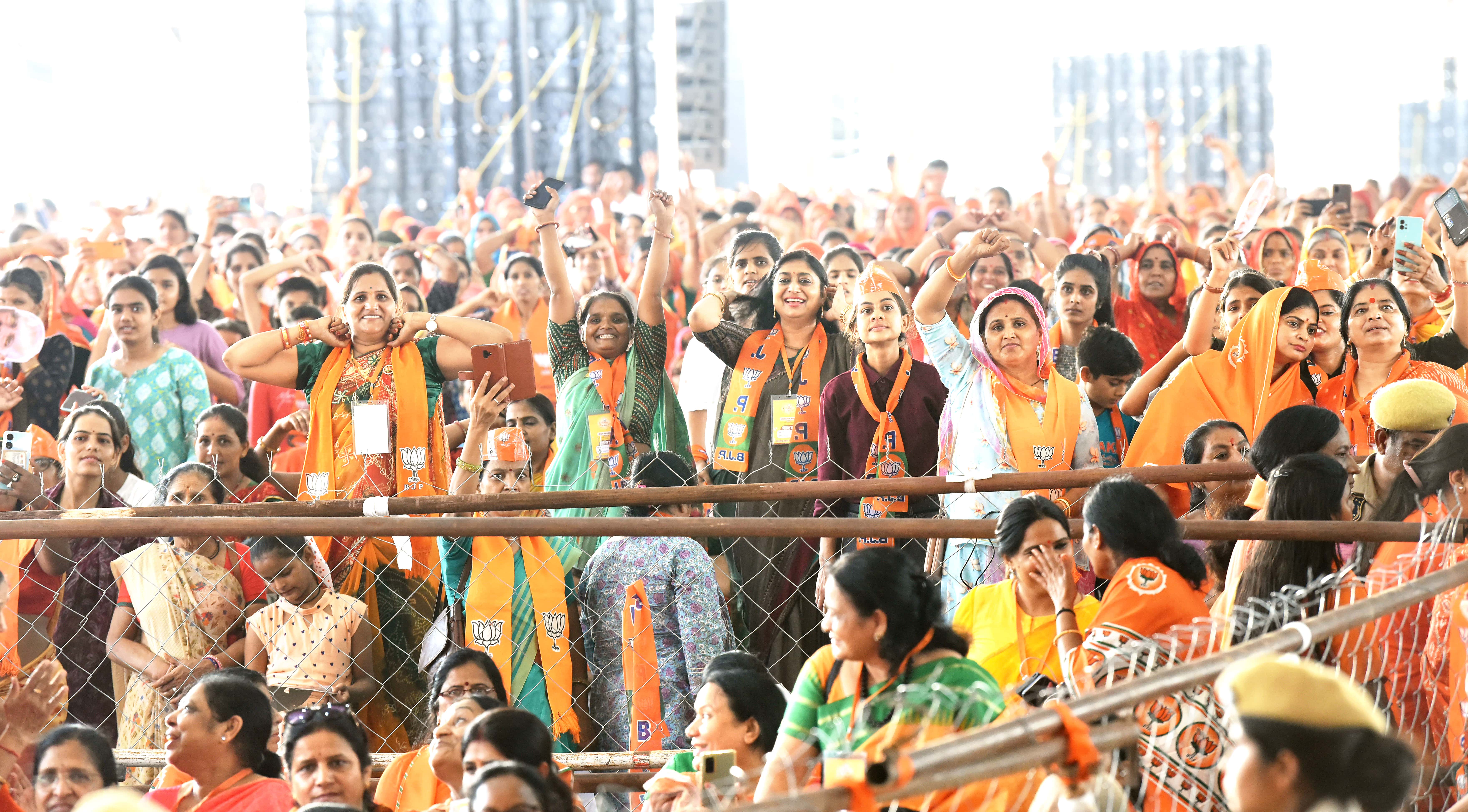 Enthusiastic women responding to the speech of PM Modi at Dadiya, Jaipur