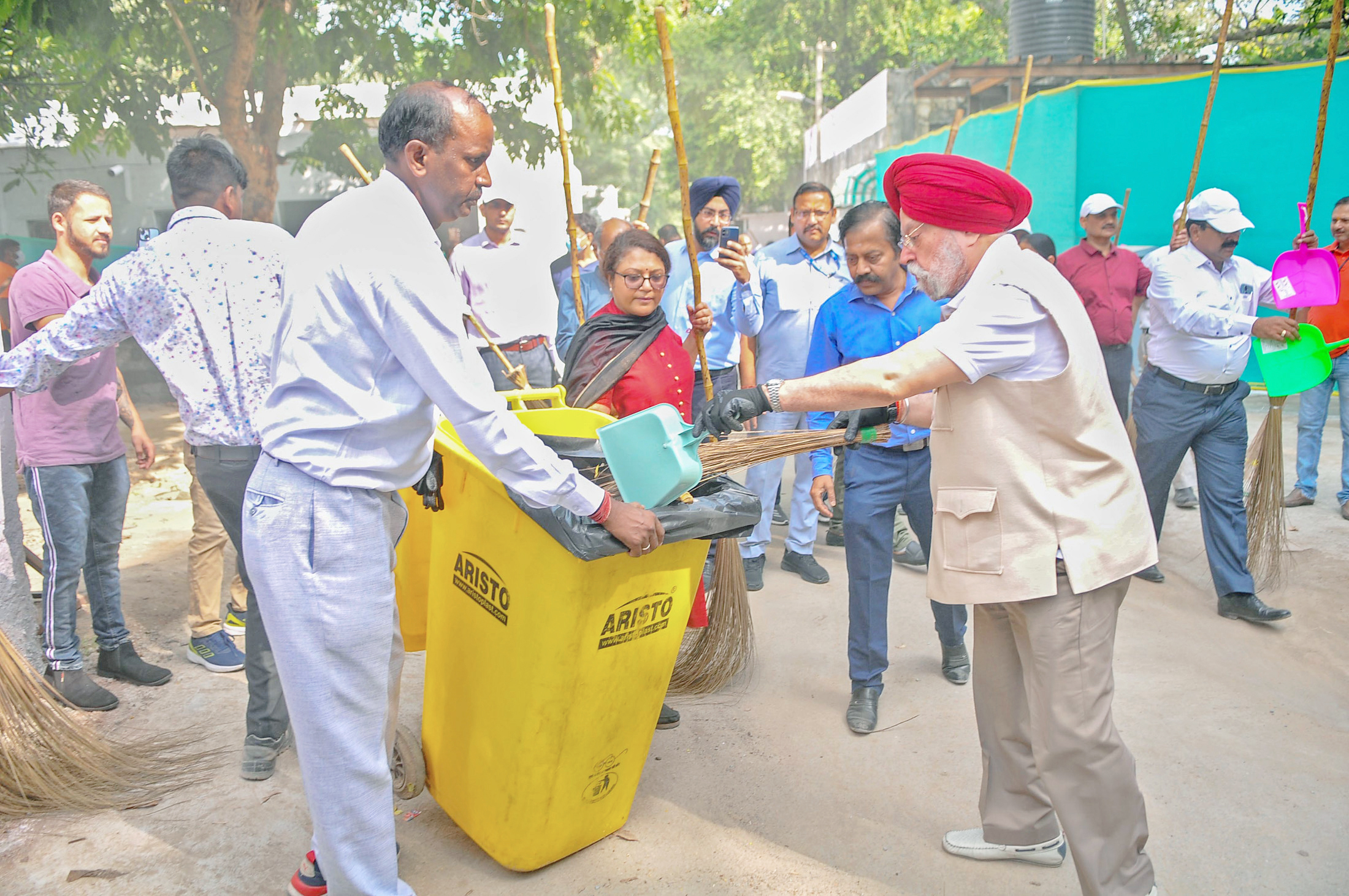 Union Minister for Petroleum and Natural Gas Hardeep Singh Puri participated in the cleanliness work on “Together One Hour Shramdaan for Cleanliness” under Swachchta hi Seva campaign in the remembering the inspirations of Father of the Nation Mahatma Gandhi at Princess Park (Copernicus Marg), in New Delhi.
