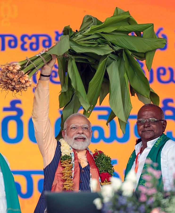 Prime Minister Narendra Modi being felicitated during a public rally in Nizamabad on Tuesday.