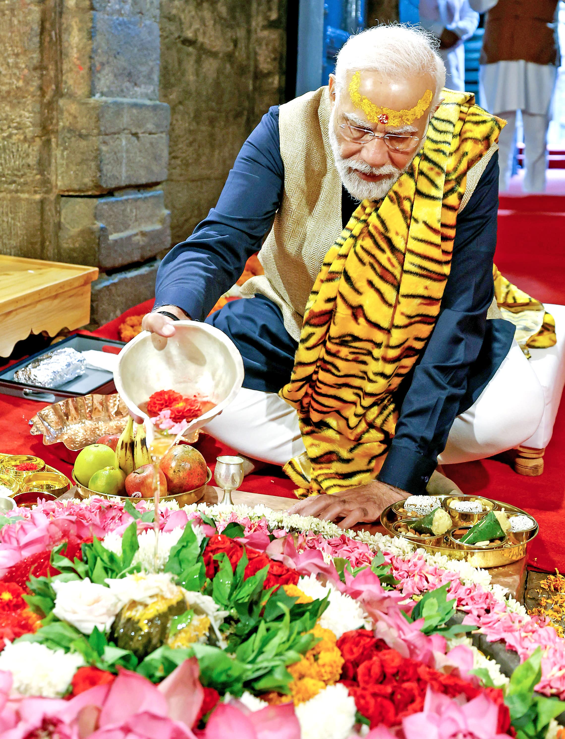 Prime Minister Narendra Modi offers prayers at Jageshwar Dham in Almora on Thursday.