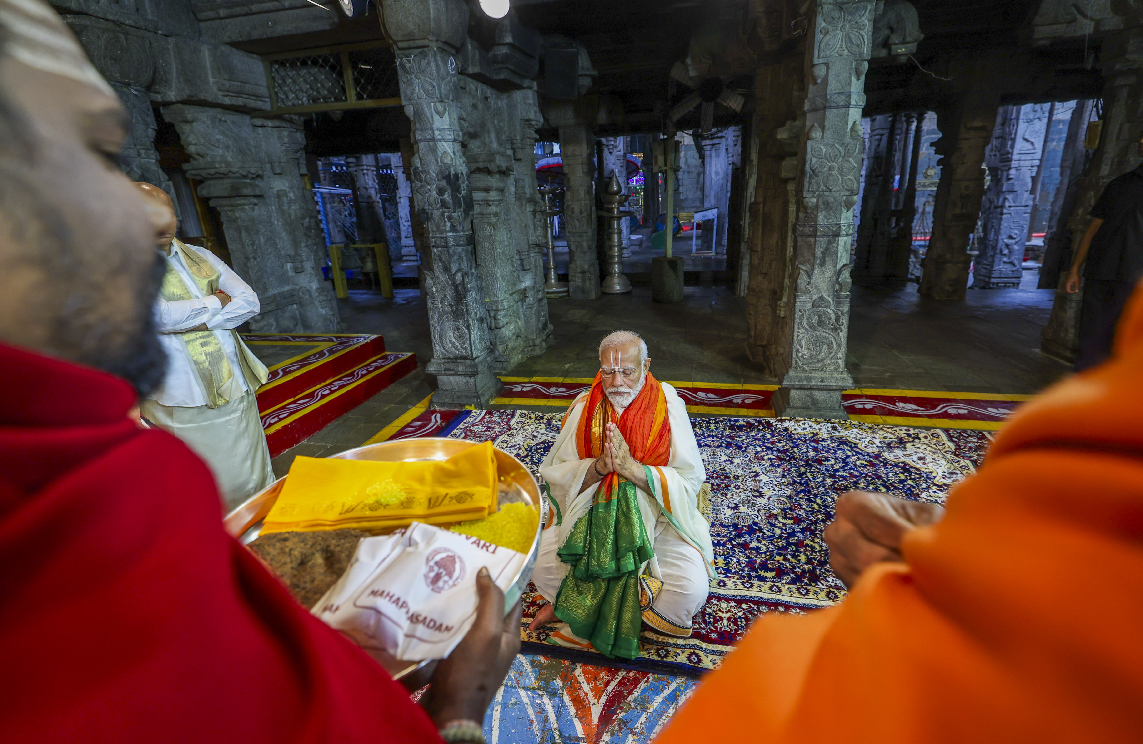 PM Modi performs vedic chants at the temple.