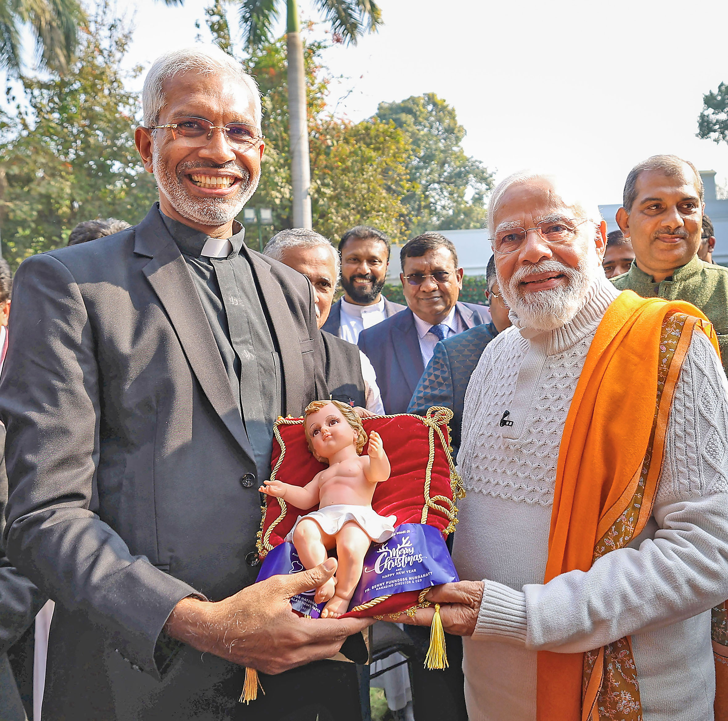 PM Modi being felicitated with an idol of Lord Jesus Christ.