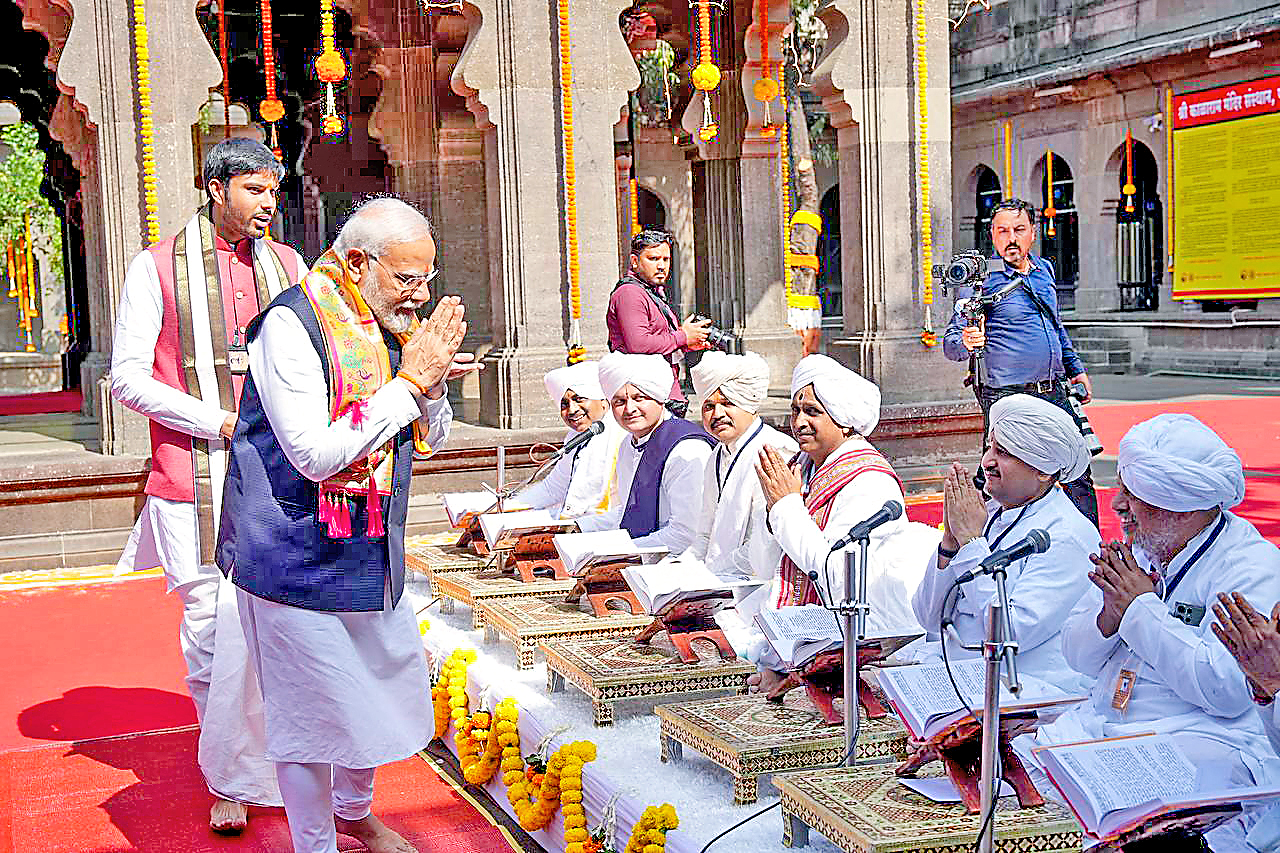 PM Modi greets priests.
