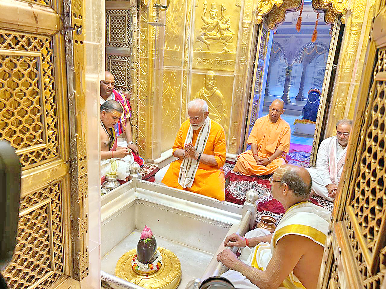 Modi offers prayers at Kashi Vishwanath.